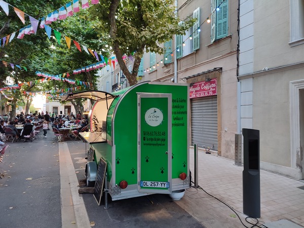 Crêperie ambulante dans une fête de village l'été en Provence