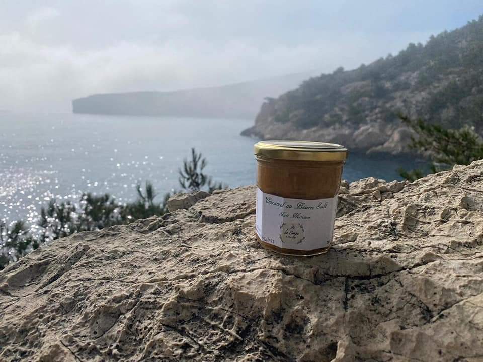 Food truck crêpes bretonnes à Marseille et son pot de caramel beurre salé maison dans les calanques