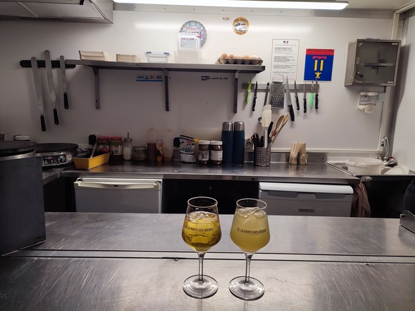 Food truck crêpes bretonnes devant un bar à bières