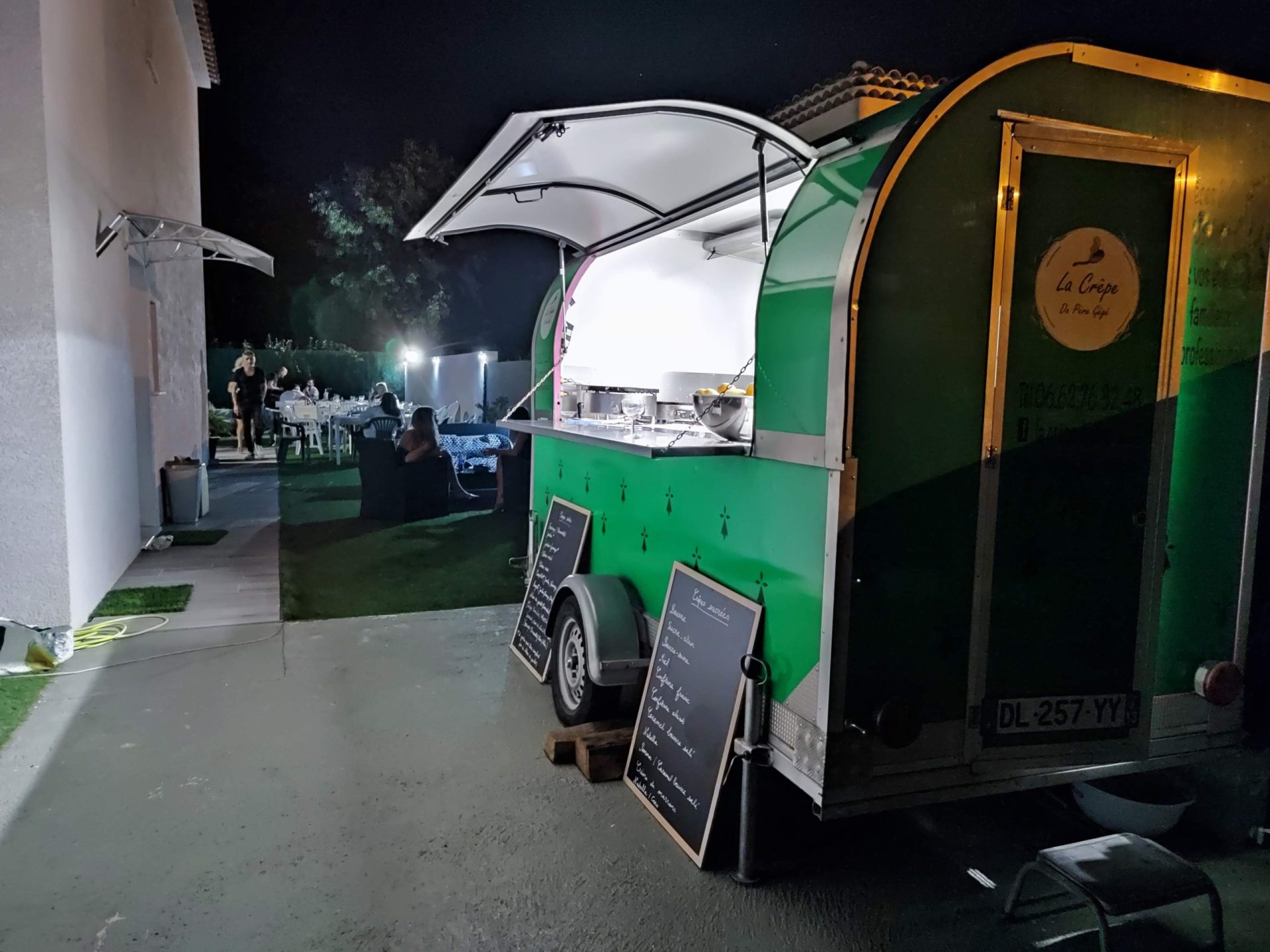 Petite crêperie bretonne ambulante dans une soirée d'anniversaire entre amis à Marseille