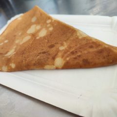 Crêpe traditionnelle bretonne servie dans un food truck à Marseille