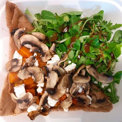Galette d'automne au sarrasin, butternut rôti au miel, feta, champignons, salade