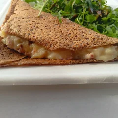 crêpe traditionnelle bretonne à la farine de sarrasin généreusement garnie