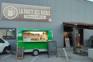 Crêperie bretonne ambulante devant un bar à Marseille pour la Chandeleur