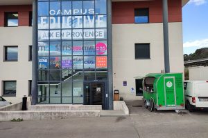 Crêperie bretonne ambulante devant un campus étudiant à Aix en Provence