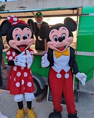 La Crêpe du Père Gégé dans un festival avec Minnie et Mickey