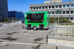 Crêperie ambulante bretonne devant une entreprise à Marseille