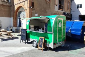 Crêperie mobile bretonne devant une savonnerie marseillaise
