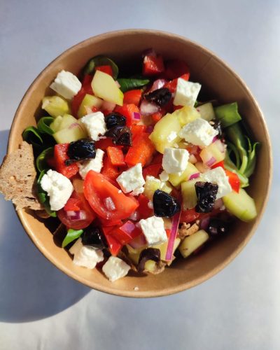 Food truck breton et sa salade d'été servie dans une galette de sarrasin en aumônière