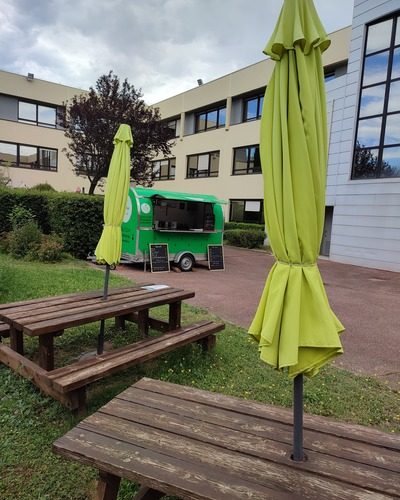 Food truck spécialisé dans les crêpes bretonnes au pied d'une entreprise