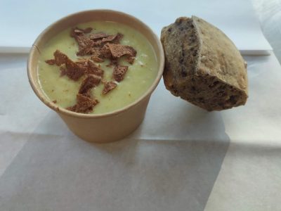 Recette food truck breton, soupe de legumes avec des chips croustillantes de sarrasin et son petit pain