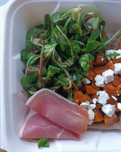 Galette d'automne au sarrasin, butternut rôti au miel, feta, jambon cru, salade